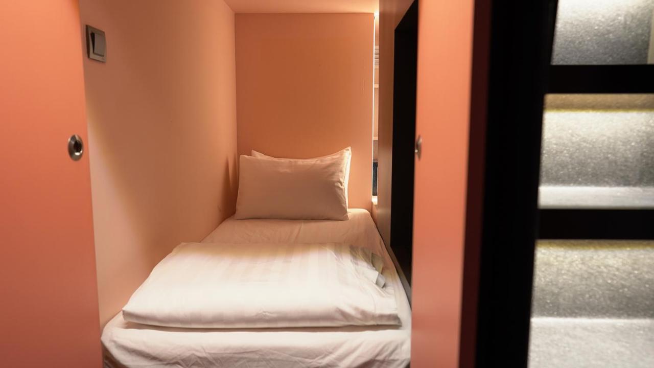 Capsuletransit Airside Klia T2 - Airport Hotel - International Departure Near To Transit Hall, Gate Q Sepang Exterior photo
